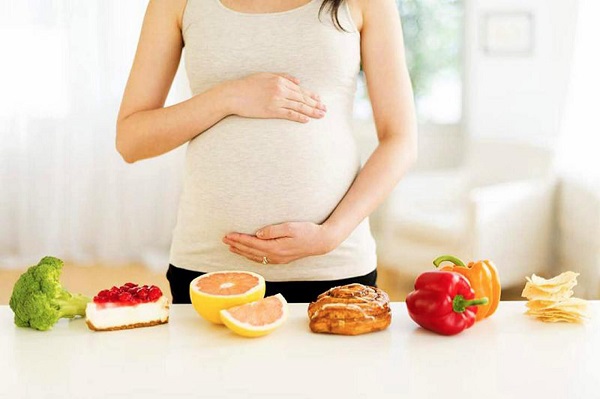 Mẹ cần kết hợp đủ các nhóm dưỡng chất để thai nhi có điều kiện phát triển toàn diện nhất