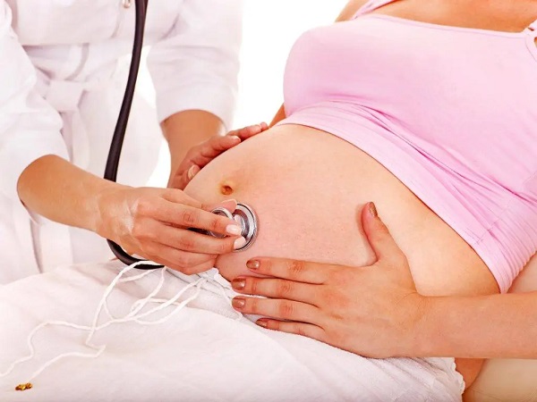 Mẹ bầu cần thăm khám thường xuyên khi mang thai