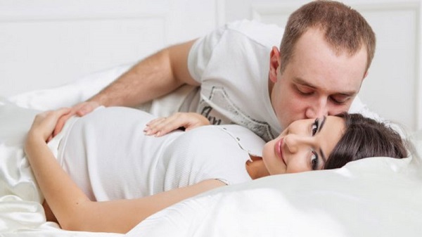 Quan hệ khi mang thai tuần đầu không nguy hiểm như nhiều người lầm tưởng