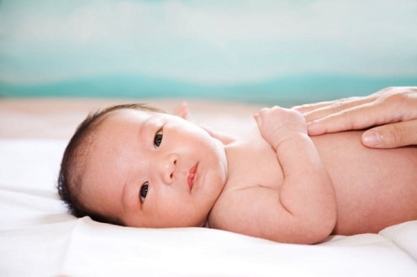 Có nên nặn sữa non ở trẻ sơ sinh không?