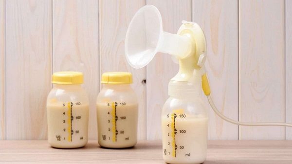 Sữa non của mẹ chứa nhiều chất dinh dưỡng quan trọng cho bé
