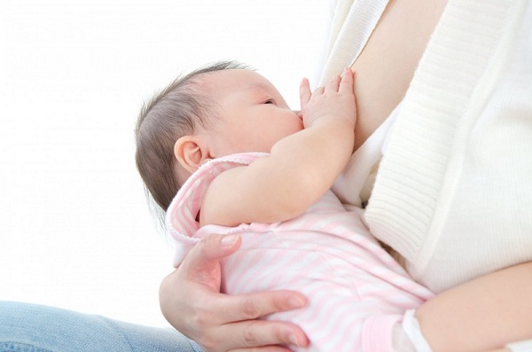 Sữa non được cơ thể mẹ tiết ra trong 2 - 3 ngày đầu sau sinh