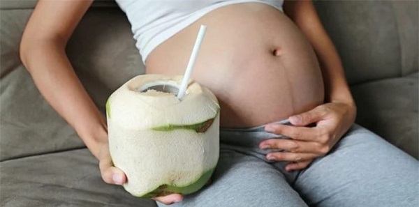Nước dừa là đồ uống giải khát, chứa nhiều chất dinh dưỡng, rất tốt cho mẹ bầu